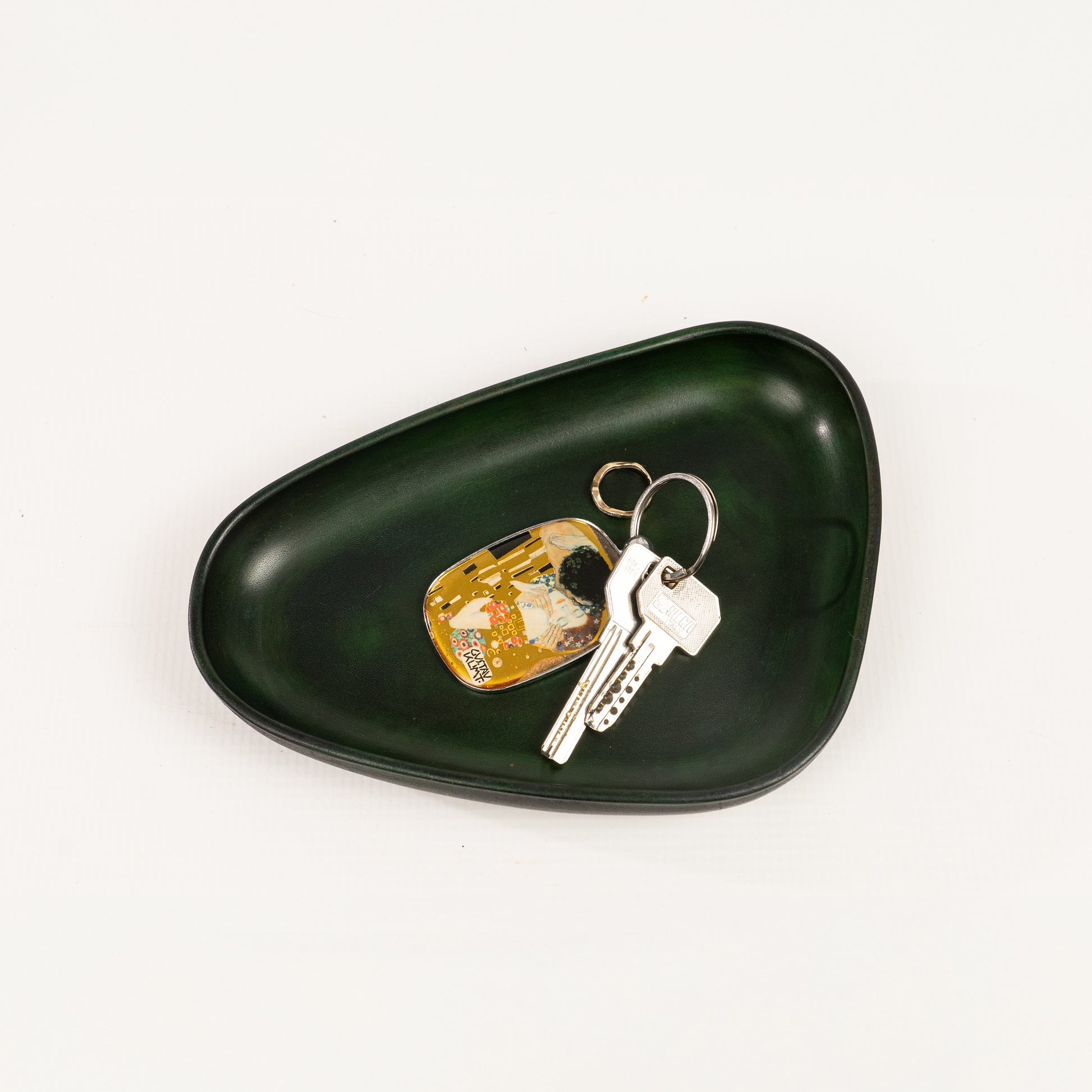 Green Hand Dyed 3D molded leather valet tray transforms any space into a sanctuary of sophisticated organization. Crafted using advanced 3D molding technology, every curve and compartment is perfectly contoured to keep your essentials in perfect order. Handcrafted by Atom Leather.