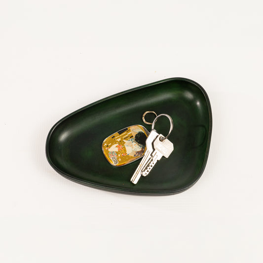 Green Hand Dyed 3D molded leather valet tray transforms any space into a sanctuary of sophisticated organization. Crafted using advanced 3D molding technology, every curve and compartment is perfectly contoured to keep your essentials in perfect order. Handcrafted by Atom Leather.