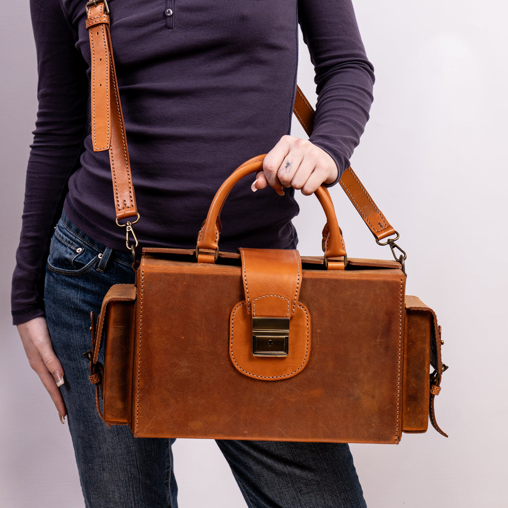 Leonardo Handcrafted Leather Doctor Bag