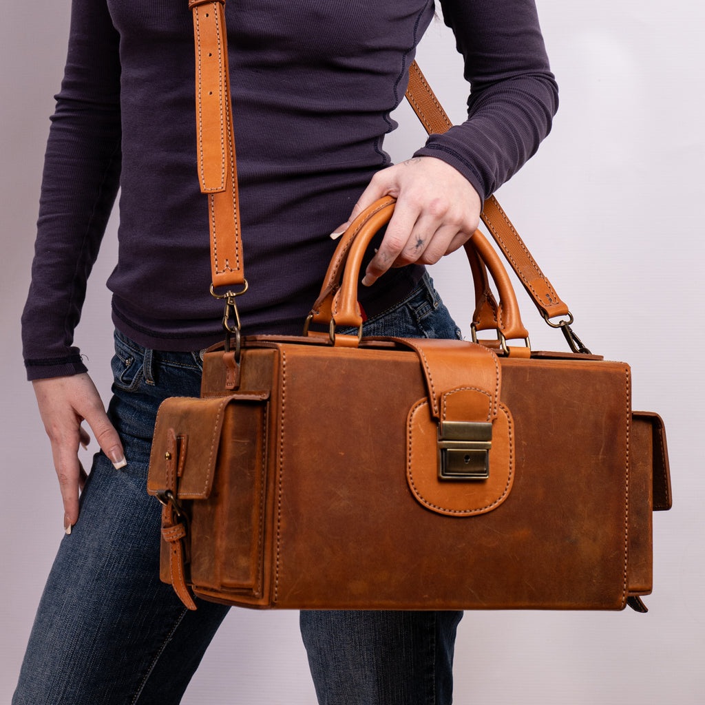 Leonardo Handcrafted Leather Doctor Bag