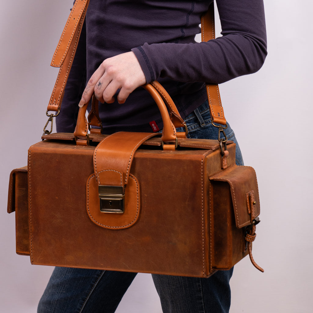Leonardo Handcrafted Leather Doctor Bag