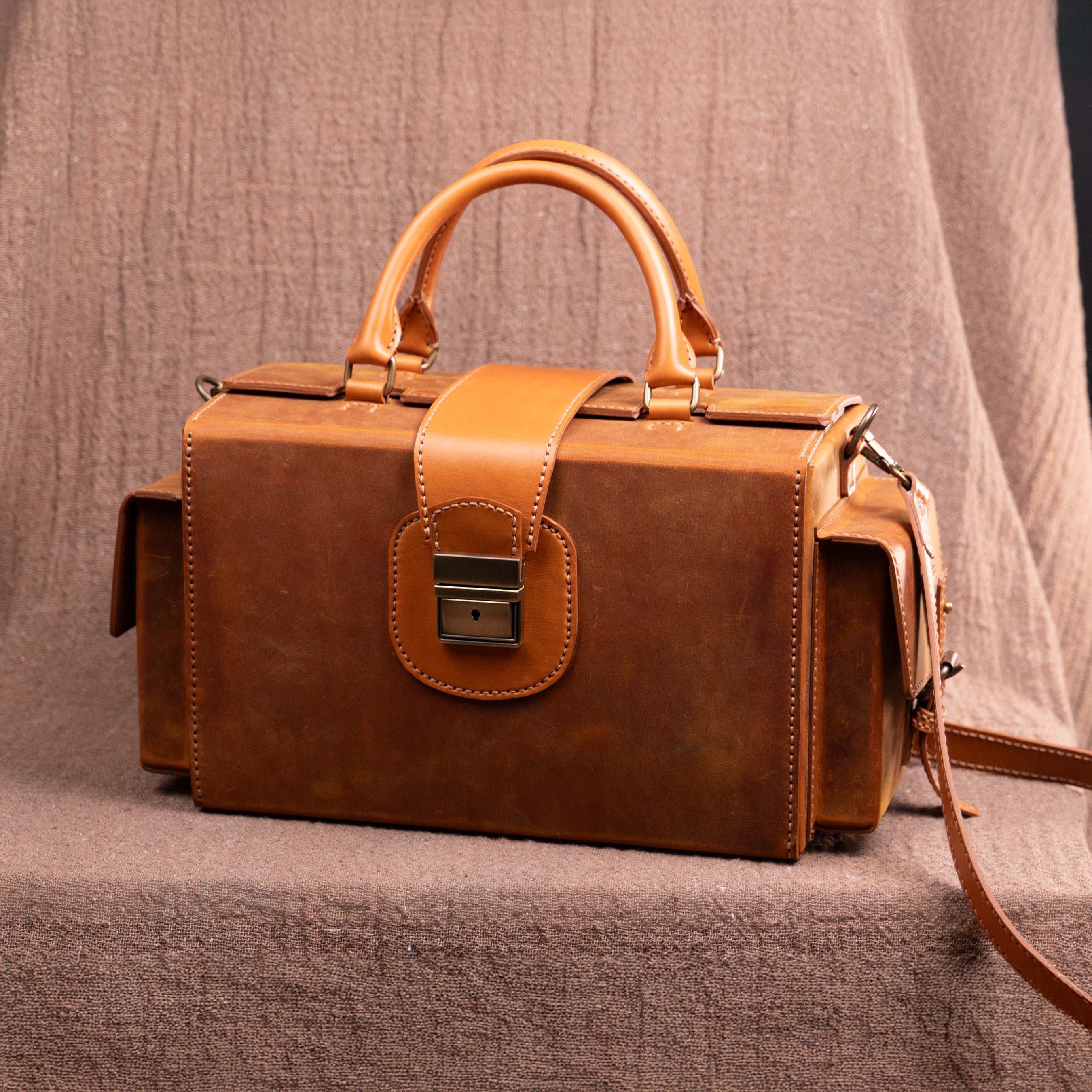 Leonardo Handcrafted Leather Doctor Bag