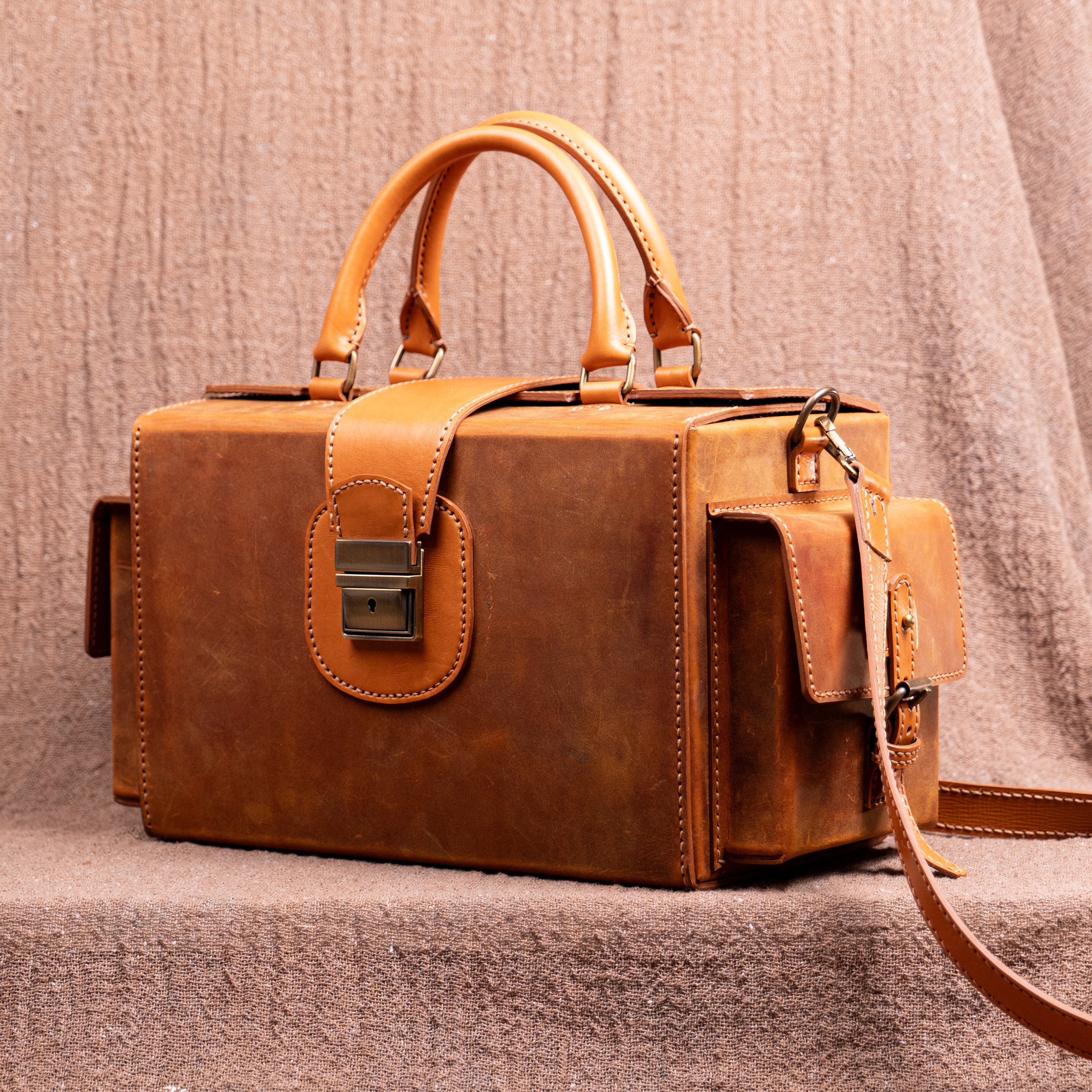 Leonardo Handcrafted Leather Doctor Bag