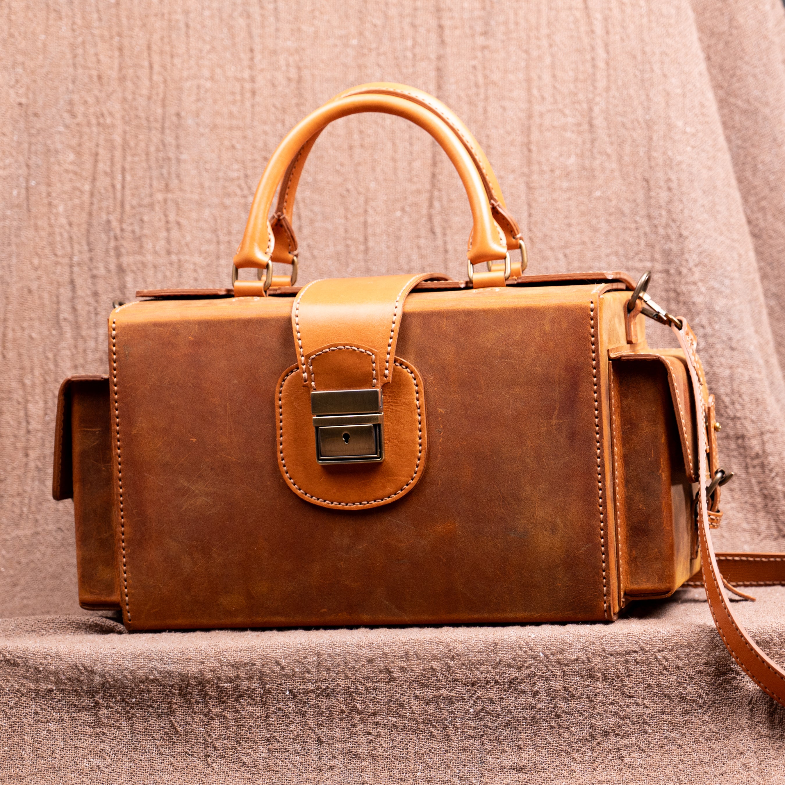 Leonardo Handcrafted Leather Doctor Bag